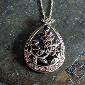 Elegant Gold and Red Pendant Necklace